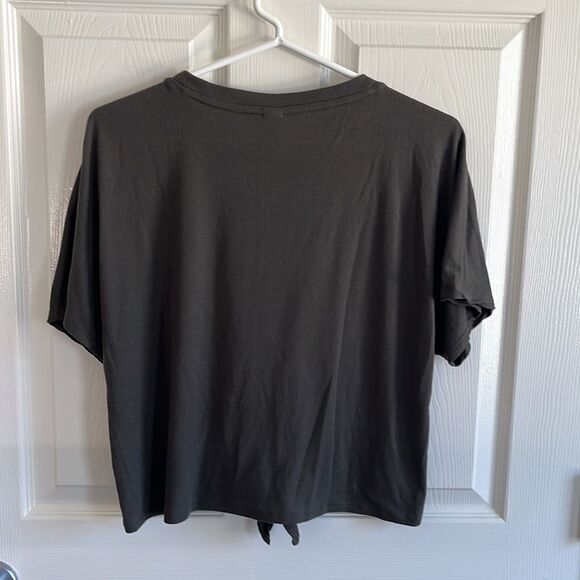 Old Navy Active Tie-Front Cropped Top - Picture 3 of 8